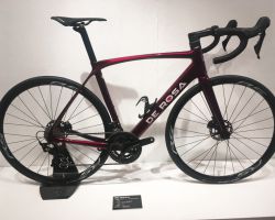 IDOL Disk(アイドル ディスク)<br />IDOLはディスクブレーキ専用でケーブル類フル内蔵にモデルチェンジ。シートピラーもセミエアロ形状の専用品が付属。R7000仕様完成車とフレーム販売有り。<br />完成車定価464,400円・フレーム定価321,840円(いずれも税込)<br />写真のカラーはRed Ruby Glossy
