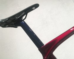 IDOL Disk(アイドル ディスク)Red Ruby Glossy<br />写真だと少しわかりづらく黒に見えますが、シートポストの他、チェーンステー裏側やフロントフォーク裏側には差し色のネイビーブルーが入った美しいデザインです。