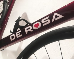 IDOL Disk(アイドル ディスク)Red Ruby Glossy<br />まだ見慣れない新しいデローザロゴ。