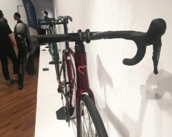 IDOL Disk(アイドル ディスク)Red Ruby Glossy<br />ブレーキホースやシフトケーブル(電動ケーブル)はFSAの専用ハンドル・ステムを使ってフル内装になるためフロント周りはすっきりします。ただしステムの長さ・高さを変更する場合は大工事になる可能性があるため注意です。