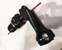 FSAヘッドパーツ・ステム<br />IDOL・SK・MERAKの3車種は、FSAの専用ハンドル・ステムを使ってブレーキホースやシフトケーブル(電動ケーブル)をフル内装するためフロント周りはすっきりします。ただしステムの長さ・高さを変更する場合は大工事になる可能性があるため注意です。