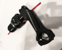 FSAヘッドパーツ・ステム<br />IDOL・SK・MERAKの3車種は、FSAの専用ハンドル・ステムを使ってブレーキホースやシフトケーブル(電動ケーブル)をフル内装するためフロント周りはすっきりします。ただしステムの長さ・高さを変更する場合は大工事になる可能性があるため注意です。