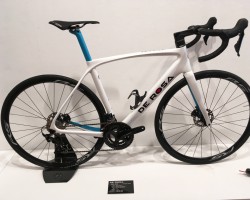 IDOL Disk(アイドル ディスク)<br />IDOLはディスクブレーキ専用でケーブル類フル内蔵にモデルチェンジ。シートピラーもセミエアロ形状の専用品が付属。R7000仕様完成車とフレーム販売有り。<br />完成車定価464,400円・フレーム定価321,840円(いずれも税込)<br />写真のカラーはWhite Glossy