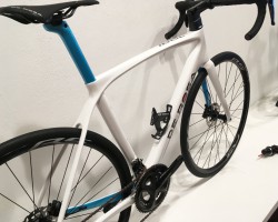 IDOL Disk(アイドル ディスク)White Glossy<br />シートポストの他、チェーンステー裏側やフロントフォーク裏側には差し色のスカイブルーが入った美しいデザインです。