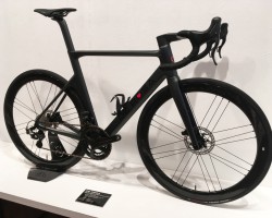 SK Disk(エスケー ディスク)<br />エアロモデルのSKは形状を若干変更し、より軽量化してディスクブレーキ専用になりました。R8000仕様完成車とフレーム販売有り。<br />完成車定価631,800円・フレーム定価486,000円(いずれも税込)<br />写真のカラーはStealth Matt