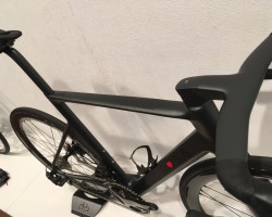 SK Disk(エスケー ディスク)Stealth Matt<br />トップチューブにはデザイン面でコラボしているPININFARINA(ピニンファリーナ)のロゴ。