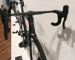SK Disk(エスケー ディスク)Stealth Matt<br />ブレーキホースやシフトケーブル(電動ケーブル)はFSAの専用ハンドル・ステムを使ってフル内装になるためフロント周りはすっきりします。ただしステムの長さ・高さを変更する場合は大工事になる可能性があるため注意です。