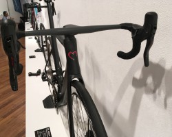 SK Disk(エスケー ディスク)Stealth Matt<br />ブレーキホースやシフトケーブル(電動ケーブル)はFSAの専用ハンドル・ステムを使ってフル内装になるためフロント周りはすっきりします。ただしステムの長さ・高さを変更する場合は大工事になる可能性があるため注意です。