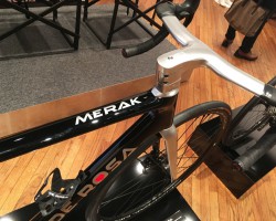 MERAK Disk(メラク ディスク)Black Glossy<br />シンプルなグロスブラックとメタリックシルバーの対比が美しいデザイン
