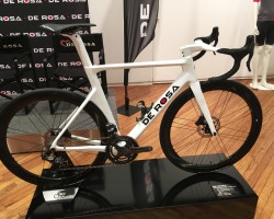 SK Disk(エスケー ディスク)<br />エアロモデルのSKは形状を若干変更し、より軽量化してディスクブレーキ専用になりました。R8000仕様完成車とフレーム販売有り。<br />完成車定価631,800円・フレーム定価486,000円(いずれも税込)<br />写真のカラーはWhite Glossy