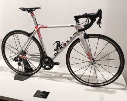 PROTOS(プロトス)<br />プロユースのカーボンレーシングモデル。リムブレーキとディスクブレーキ両方あります。リムブレーキタイプフレーム価格750,600円、ディスクブレーキタイプフレーム価格777,600円(いずれも税込)<br />写真のカラーはTEAM NIPPO