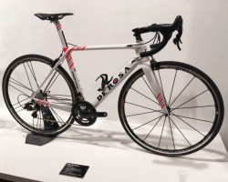 PROTOS(プロトス)<br />プロユースのカーボンレーシングモデル。リムブレーキとディスクブレーキ両方あります。リムブレーキタイプフレーム価格750,600円、ディスクブレーキタイプフレーム価格777,600円(いずれも税込)<br />写真のカラーはTEAM NIPPO