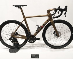 PROTOS(プロトス)<br />プロユースのカーボンレーシングモデル。リムブレーキとディスクブレーキ両方あります。リムブレーキタイプフレーム価格750,600円、ディスクブレーキタイプフレーム価格777,600円(いずれも税込)<br />写真のカラーはBULGARI