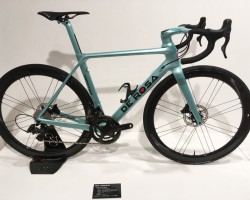 PROTOS(プロトス)<br />プロユースのカーボンレーシングモデル。リムブレーキとディスクブレーキ両方あります。リムブレーキタイプフレーム価格750,600円、ディスクブレーキタイプフレーム価格777,600円(いずれも税込)<br />写真のカラーはTYFFANY BLUE