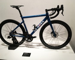 KERMESSE(ケルメッセ)<br />昨年突然現れたショートレース向けのアルミディスクブレーキモデル。Black Label対応モデルなので納期は途方もなく掛かりますがジオメトリーのオーダーも可能です。