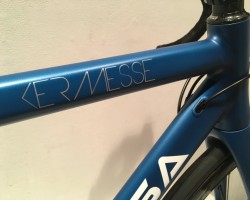 KERMESSE(ケルメッセ)<br />昨年突然現れたショートレース向けのアルミディスクブレーキモデル。Black Label対応モデルなので納期は途方もなく掛かりますがジオメトリーのオーダーも可能です。