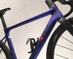 MERAK Disk(メラク ディスク)Blue Matt<br />ソフトタッチペイントの深みが有る美しいカラー。ロゴと合わせてハンドルステム・フォーク・シートポストはマットブラック。