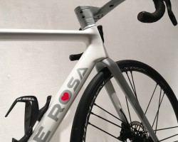 MERAK Disk(メラク ディスク)White Glossy<br />ロゴと合わせたハンドルステム・フォーク・シートポストのグレーが綺麗です。