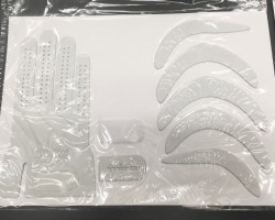 INTRO Heritage Japan ホワイト<br />縫製前の国産牛革素材。牛革の特に良質な部分のみ使うので一枚の革からとって使用できる量は限られます。フル牛革のため縫製が難しく通常のINTROグローブよりはパーツ点数が少なくなりますが、それでもこれだけ細かいパーツを組み合わせて縫製します。