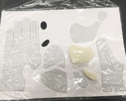 INTRO Heritage Japan ホワイト<br />縫製前の国産牛革素材。牛革の特に良質な部分のみ使うので一枚の革からとって使用できる量は限られます。フル牛革のため縫製が難しく通常のINTROグローブよりはパーツ点数が少なくなりますが、それでもこれだけ細かいパーツを組み合わせて縫製します。