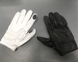 INTRO Heritage Japan <br />国産牛革をフルに使用し、縫製まで全て国内で行う最高級長指グローブ。カラーはホワイトとブラックの2種。人差し指と親指にはタッチパネル対応素材を装備。