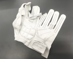 INTRO Heritage Japan ホワイト<br />国産牛革を使う難しい縫製は、国内で職人がひとつずつ手作業で行います。