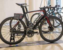 ブラックレッドグロッシーマット