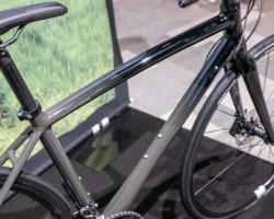 前三角はリムブレーキ用とほぼ同一設計で、フォークと後三角をディスクブレーキ用に新たに設計。480サイズ以外は両モデル同一ジオメトリーを採用。