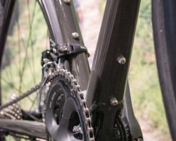 ダウンチューブ下に3つ目のボトルケージ台座