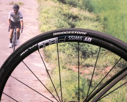 TIAGRAモデルの標準タイヤは32C