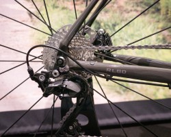 強度上の問題からエンド固定ボルトは少々目立つデザインに。