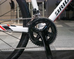 ギヤは105に設定の無い46-36Tを使用するため、クランクはシリーズ外になる。