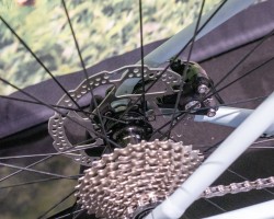 ブレーキは機械式。