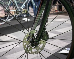 ブレーキは油圧式。