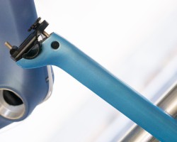 付属のシートポスト。フォークとチェーンステー内側と合わせたカラーリングです