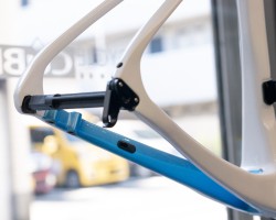 チェーンステーも同様です。このもう1色をチラ見させるところがDEROSAならではのニクイ演出ですね。