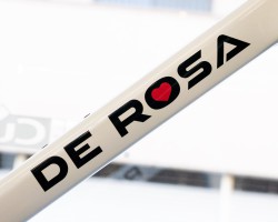 一新されたDEROSAロゴ