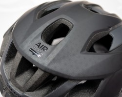 ブラックは今回唯一のマットカラー。よく見ると柄があります。