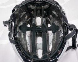 パッドが頭部からヘルメットを浮かす役割を持たせることで、空気の流れをつくり高いクーリング性能を誇ります。