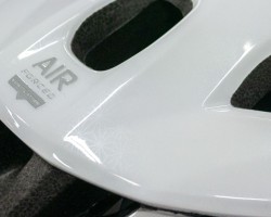 ホワイトも良く見ると柄があるのですが、グロスカラーだと少し分かりにくいですね。