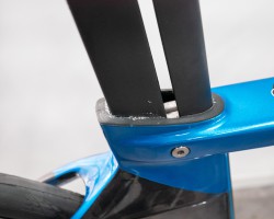 フレームとシートポストの間にはスリーブを挟むことで、より確実でガタの無い固定を実現し、さらにこのスリーブはプラスチックとラバーを一体成型したハイブリッド素材で、微細な振動を吸収します。