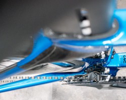 30Cのタイヤを装着可能にするチェーンステークリアランス(右側)。