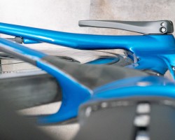 30Cのタイヤを装着可能にするチェーンステークリアランス(左側)。