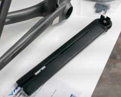 ポスト下端までスリットが入り前後に分割されてることで、力が加わった時にリーフスプリングのように前後にしなり、大きな衝撃を吸収する構造になっています。