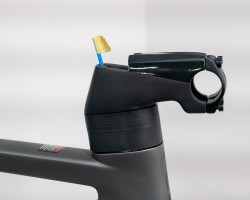 専用設計のカーボンステム。