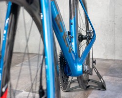 空力性能を重視し、BB周りにはあえてボリュームを出さず、チェーンステイが水平方向に張り出した形状を採用しました。