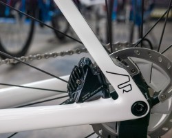 ブレーキキャリバー、スルーアクスルともにフレームからはみ出すことなく収まっています。