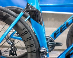 シートチューブはリアタイヤを包み込むように左右に張り出した独特な形状になっています。。