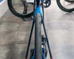 後ろから見てもとにかく薄いです。