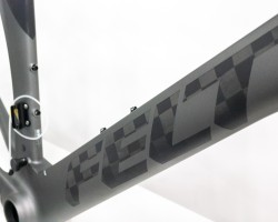 各カラーロゴはテクストリーム柄が見えます。